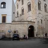 Infine, sull�angolo nord della piazza, si trova l�arco che ospita il portone d�ingresso all�ala monumentale del Palazzo, sormontato da un�elegante balaustra in pietra